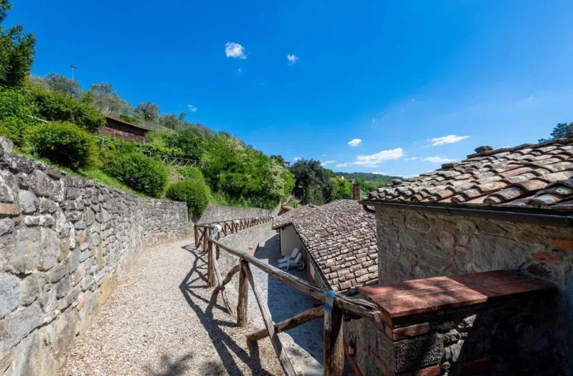 Charming Studio With Shared Pool In Лоро Чиуфена Екстериор снимка
